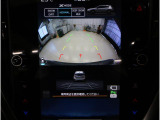 後方映像を11.6インチディスプレイに表示し、ステアリング連動ガイドラインが駐車をサポート。さらに後退時はリヤ4センサーが障害物を検知し、必要に応じてブレーキが作動します。