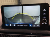 リバースギアに入れるだけで後方の表示へ切り替わります。夜間や雨の日の駐車も楽になりますよ。