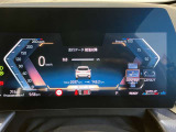 カーブドディスプレイ:メーターパネルからナビ画面を一枚の曲面のディスプレイにする事で、人間工学に基づいたタッチコントールが可能、コックピットのスイッチ類を極力減らし、よりシンプルなインテリアデザインに