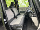 明るい色合いのシートと落ち着いた濃色の組み合わせで、運転席まわりはすっきりした印象です。前方の視界も広く、乗り降りしやすい開口部で毎日の移動を快適に支えます。