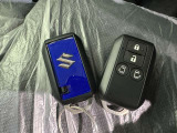 スマートキーをポケットやバッグに携帯していれば、キーを取り出すことなくドアハンドルを握り解錠、ドアハンドルのセンサーに触れるだけで施錠できます。