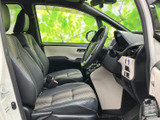 運転席と助手席には、身体を支える形状のシートが並び、落ち着いて過ごせる空間です。窓からの見通しもよく、乗り降りの際にも室内の広がりを感じていただけます。
