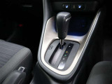 CVT(無段変速)のオートマチックです。フロアシフトがとても使い易いです。また高燃費に貢献するのもこのオートマチックです(*^_^*)