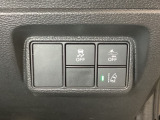 Hondaセンシング用の、VSA(ABS+TCS+横滑り抑制)解除と路外逸脱抑制機能のオンオフスイッチなどはハンドルの右側に装備しています。