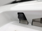 後退時に車両の後ろ側をモニター画面に表示します。車庫入れなどでバックする際に後方確認ができて便利です。車庫入れが苦手な人もこれで安心。