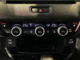 オートエアコンは左右席で独立温度コントロールが可能です。運転席はキンキンに冷やして助手席はマイルドにと言った設定が可能です☆暑さ寒さでケンカすることもなくなりますね♪
