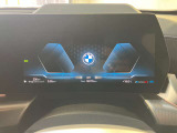 ライブコックピット :ナビゲーションに組み込まれたシステムでディスプレイと液晶メーターパネルにさまざまな情報をわかりやすく表示します。機能をドライバーの好みに合わせてカスタマイズすることもできます。
