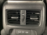 後部座席にもエアコンの吹き出し口があるので車内全体を快適に過ごすことができます。