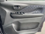 運転席ドア内張☆目立つ汚れは無くたいへんキレイです♪