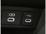 携帯電話の充電に必要なUSBポートを装備しています!