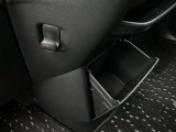 前席運転席と助手席の間には、収納ボックスとビニール袋などを掛けるフックもあって便利♪