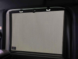 後席にお乗りの方が眩しくないように日差しを軽減する格納式リヤドアサンシェードが付いてます