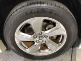 【純正アルミホイール】です!車両デザインに合わせてホイールをデザインしているため、見た目にもカッコイイ!アルミホイール。洗車もラクチンでスチールホイールのように錆ません。