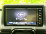 中央の画面にメニューが表示され、周囲のボタンにはホームや地図、音量などの表示があります。項目を見ながら使えるため、目的に合わせた機能選びもしやすい装備です。