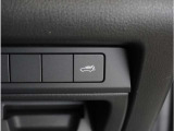 【パワーリアゲート】スイッチを操作することにより、リアゲートが自動で開閉します。自動開閉中のリアゲートを、半開以上の位置で止めることができます。