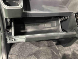 助手席前にグローブBOXがあり、車検証ケース等を入れるのに便利です