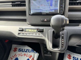 シフトレバーは、ハンドルから近くて手が届きやすいインパネに配置されています。