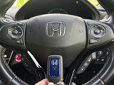 手元にオーディオや運転支援に関するスイッチがまとまり、視線を大きく移さず操作しやすい配置です。走行中も必要な項目へアクセスしやすく、日常の運転を助けます。