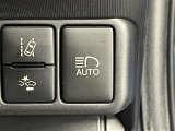 【AHB:オートマチックハイビーム】クルマに搭載されたシステムが、先行車や対向車の存在のほか周囲の明るさを検知し、ハイビームとロービームを自動で切り替える機能です。