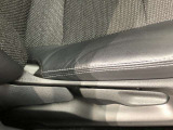 運転席シート座面は上下アジャスター付きです。お好みの位置に調整可能です。