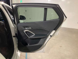 アンビエントライト:直接照明と間接照明を組み合わせて車内を印象深く演出し、寛ぎに満ちたインテリアの雰囲気を生み出します。