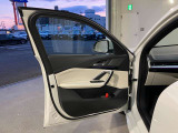 アンビエントライト:直接照明と間接照明を組み合わせて車内を印象深く演出し、寛ぎに満ちたインテリアの雰囲気を生み出します。