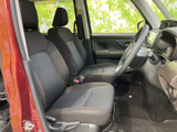 前席はゆったりとした座面と、身体を支える形状が印象的です。運転席からの視界も広く、乗り降りしやすい開口部で、毎日の移動を快適に過ごせます。