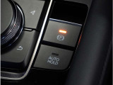 【オートホールド】停車中にブレーキペダルから足を放しても、ブレーキを自動的に制御して、車両の停車状態を保持する機能です。信号待ちなどの停車時に運転者の負担を軽減します。