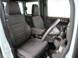 運転席のスペースはゆったりしていていながらも、腰のホールドを増やし長時間乗っても疲れにくいシートとなっております。また座面も頻繁な乗り降りでも破れにくい縫製となっております。