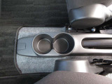 運転中に手を伸ばしやすい位置に配置されたドリンクホルダー。視線を大きく外さずに飲み物の出し入れが行えます。走行中も安定して容器を保持できるため、車内での過ごしやすさを支える実用的な仕様です。