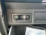グローブボックス内にスッキリと設置されたETC2.0対応車載器。高速道路の料金所をスムーズに通過でき、長距離ドライブに重宝します。