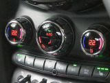 【Wエアコン】運転席と助手席別々の温度調整が可能!