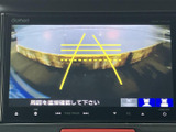 後方の様子を画面で確認でき、黄色いガイドラインが駐車時の目安になります。車庫入れや狭い場所での後退時に、周囲を目視で確かめながら操作する際に役立ちます。