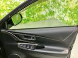 ドア側に窓の開閉スイッチやロック操作部をまとめ、運転席から手を伸ばしやすい配置です。乗員がそれぞれの窓を扱いやすく、日々の乗り降りや車内での操作に便利です。