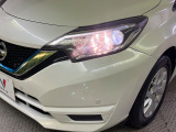 【LEDヘッドライト】悪天候や夜間走行時も良好な視界を確保し安心して運転できる高輝度LEDヘッドライトを装備!点灯速度が早く、消費電力も抑えられています。