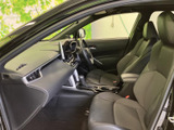 助手席から運転席まで見通しやすいレイアウトで、前席それぞれにゆったり座れるシートを備えています。落ち着いた内装色でまとまり、同乗者との移動時間も心地よく過ごせる空間です。