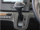 【シフトレバー】シフトもとても操作しやすいデザインになっております。運転する人の事を第一に考えた操作性の高い仕様です。