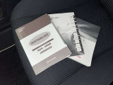 メンテナンスノート、取扱説明書ですね。 車の情報が凝縮されています。 車の整備記録が記載されている大事な物ですよ。