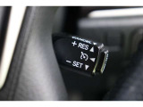 【クルーズコントロール】搭載です。オンにしておけば、高速道路などでアクセルを踏み続けなくてもセットした一定速度を維持してくれます。運転する方の負担を軽減し、疲労軽減に貢献してくれます。
