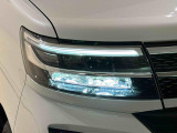 対象物が見やすく白く明るい光で夜間走行をサポートするフルLEDヘッドランプ(サイドビューランプ、クリアランスランプ、オートレベリング機能付き)を装備