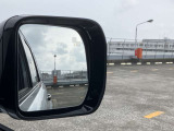 【ブラインドスポットアシスト】車線変更時に目視できない車を検知すると、検知した側のミラーに警告ライトが点灯。更にステアリングを制御し、アシストします。