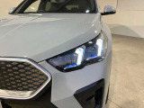 LEDヘッドライト 先進のLEDテクノロジーを採用。キセノンライトを上回るコントラストで明るく輝きます。夜間や悪天候時の日中でも優れた視野性を発揮し安全性と快適性を高めます。