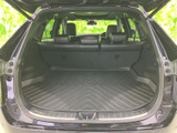 後席の背もたれとヘッドレストが並び、乗員それぞれが腰掛けやすい配置です。荷室との仕切りも確認でき、乗車人数や荷物に合わせた使い方をイメージしやすい空間です。