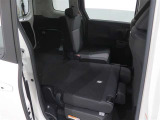 後席シートは分割可倒式で使い方いろいろです。