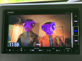 停車中にテレビ映像を視聴でき、休憩時など車内で過ごす時間を楽しめます。画面上に映像と時刻が表示され、手元の画面から視聴内容を確認しやすい仕様です。