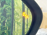 【ブラインドスポットモニター】走行中、ドアミラーの死角になりやすい箇所に後続車が接近するとサイドミラーのレンズに警告を表示!ドライバーに注意喚起をしてくれます。