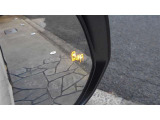 {ブラインドスポットモニター}隣の車線を走る車両をレーダーで検知し、ドアミラーに搭載されたLEDインジケーターが点灯し注意を喚起してくれます。