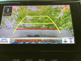 後方の映像に加えてガイドラインも表示され、駐車時の車両位置を確認しやすくなっています。周囲を目視で確かめながら操作でき、狭い駐車スペースでの駐車をサポートします。