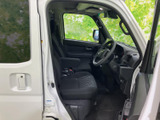 前席まわりは窓からの視界が広く、運転席と助手席の様子もすっきりと見渡せます。落ち着いた色合いのシートで、乗り込んだ際にもゆったり過ごせる空間です。
