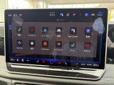 「Discover Pro MAX」15インチの大型タッチスクリーンを採用。シンプルで直感的な操作性と高い視認性を実現。声で呼びかけるだけで多彩な機能を操作できる「IDAボイスアシスタント」機能付き。